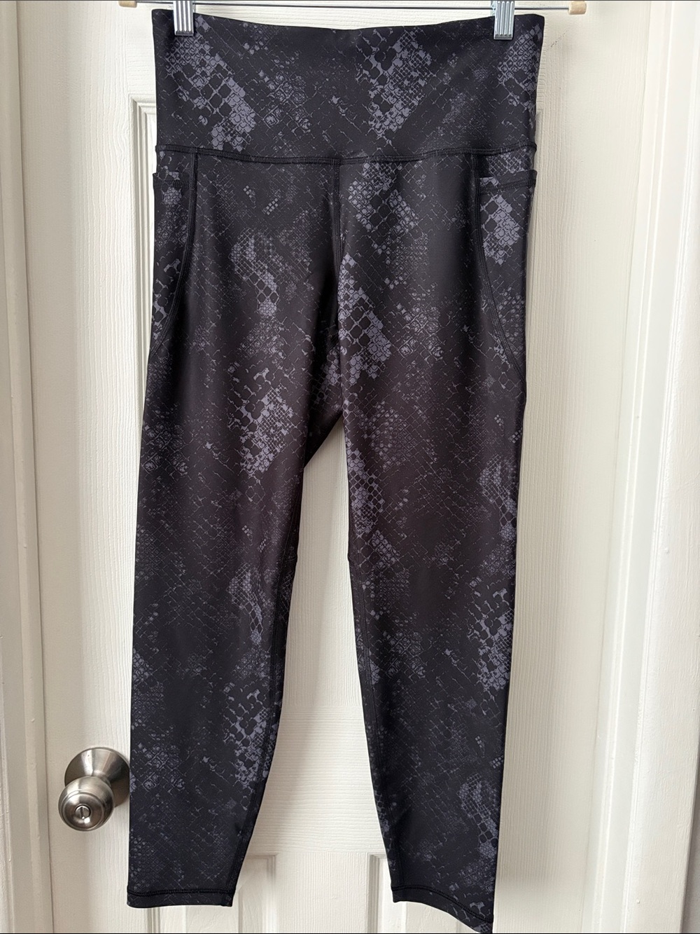 Old Navy Active Elevate GO DRY ankle Legging in Black & Gray Snake Print LARGE